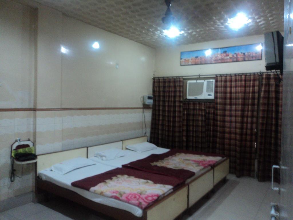 ורנאסי Hotel Jyoti חדר תמונה