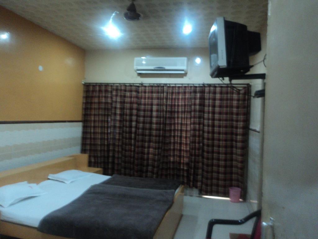 ורנאסי Hotel Jyoti חדר תמונה