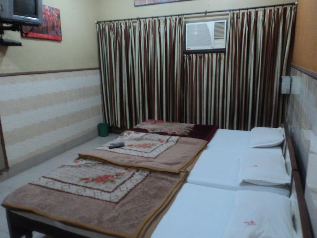 ורנאסי Hotel Jyoti מראה חיצוני תמונה
