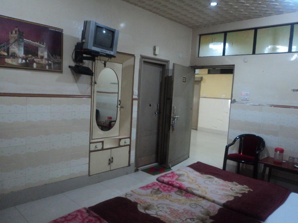 ורנאסי Hotel Jyoti מראה חיצוני תמונה
