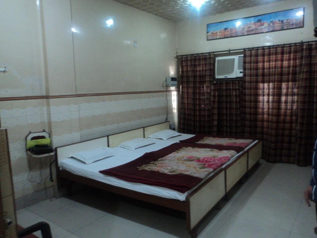 ורנאסי Hotel Jyoti מראה חיצוני תמונה