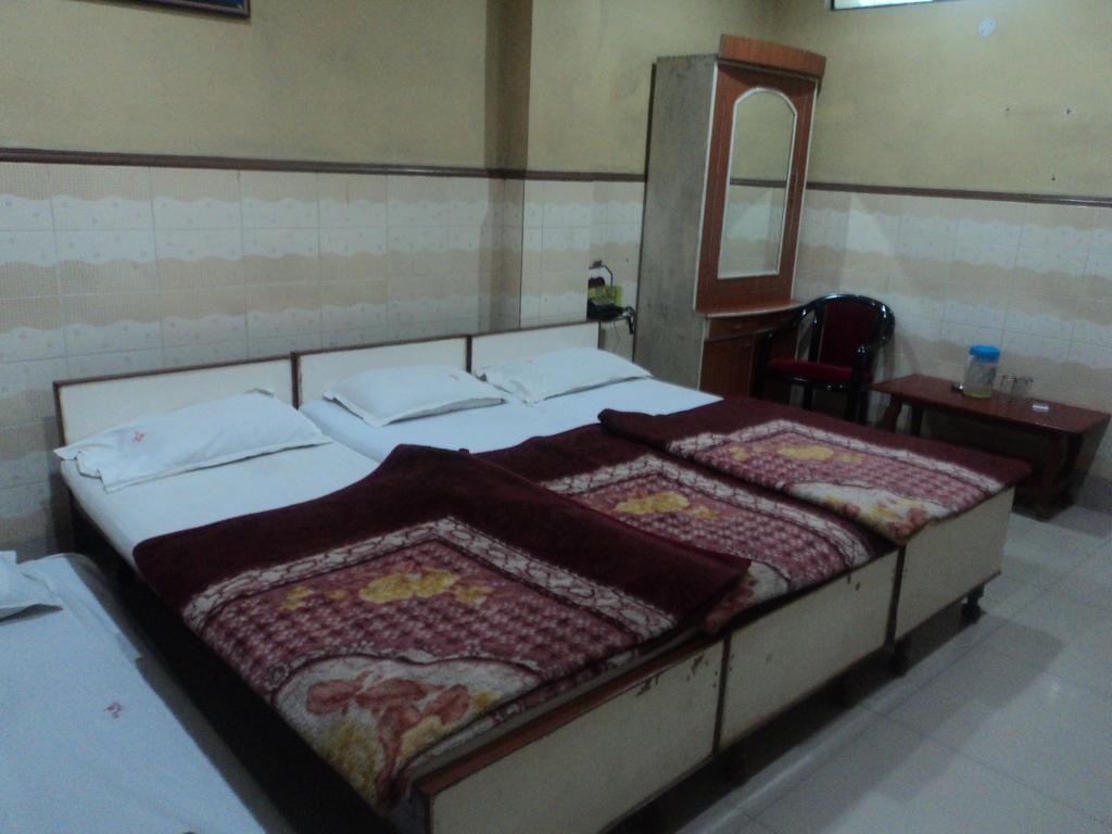 ורנאסי Hotel Jyoti חדר תמונה