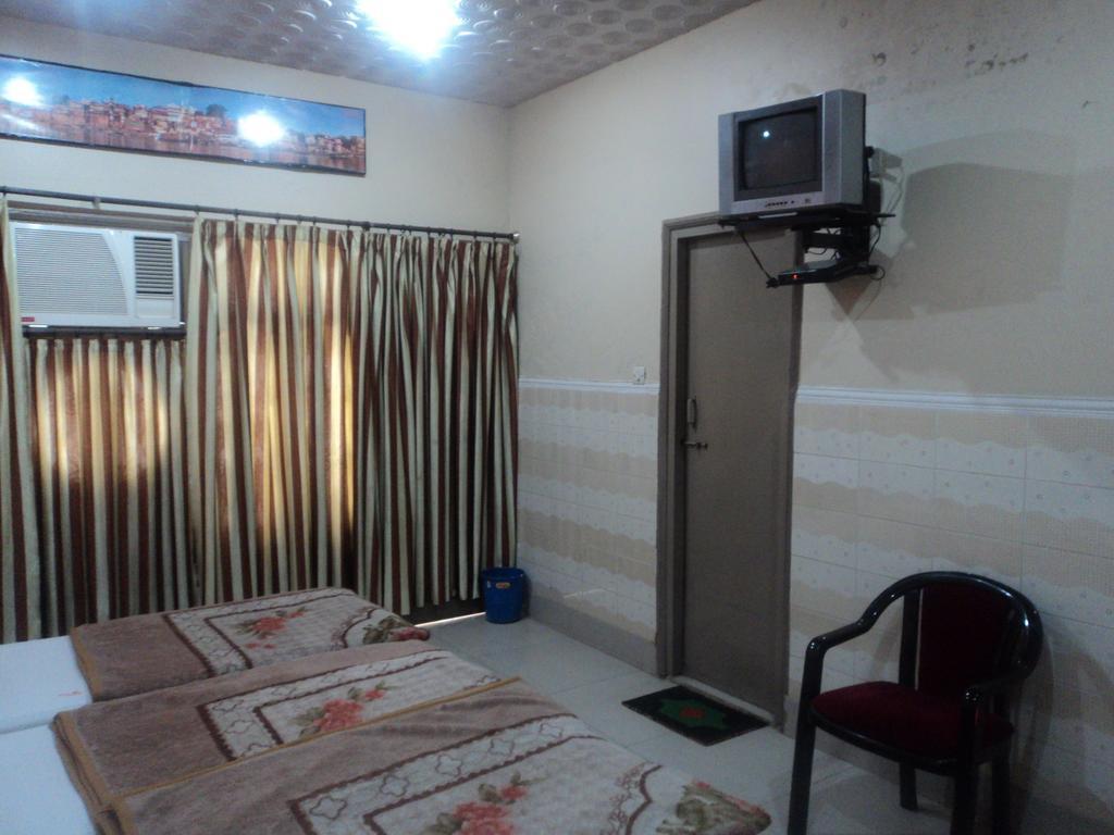 ורנאסי Hotel Jyoti מראה חיצוני תמונה