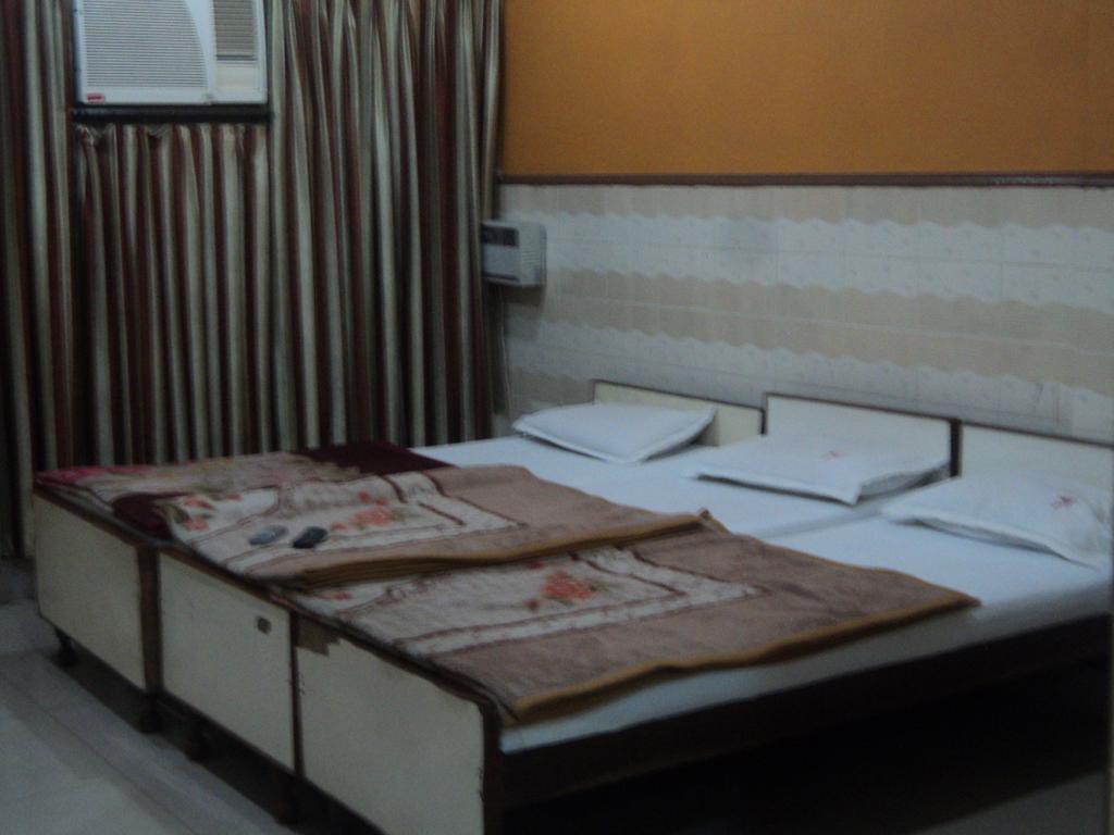 ורנאסי Hotel Jyoti מראה חיצוני תמונה